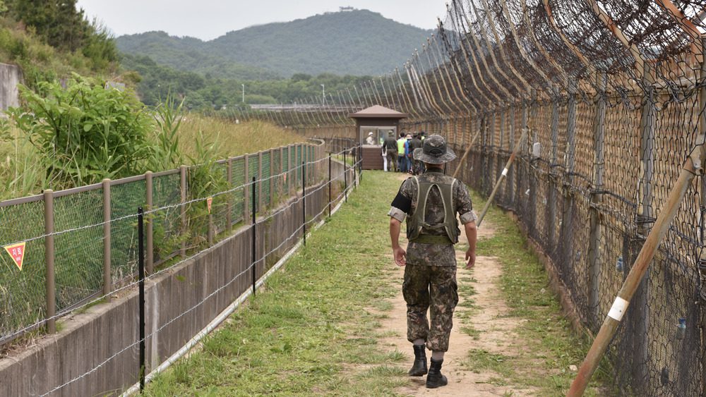 Южнокорейский солдат патрулирует 