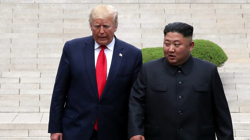Дональд Трамп и Ким Чен Ын на прогулке 