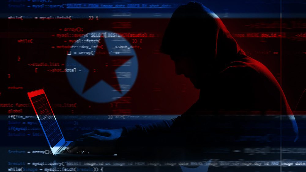 Зловещий хакер в тени за флагом Северной Кореи