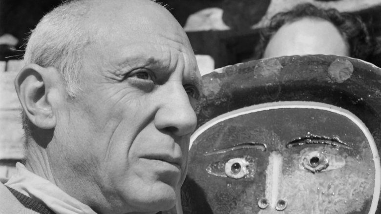 Пабло Пикассо смотрит в сторону