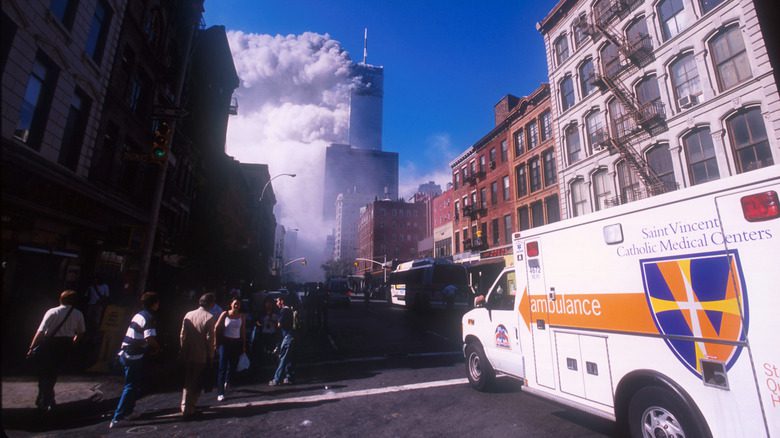 Машина скорой помощи едет на место теракта 11 сентября 2001 года