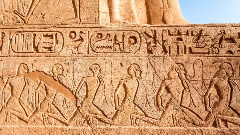 Древнеегипетские пленники, связанные по рукам и шеям