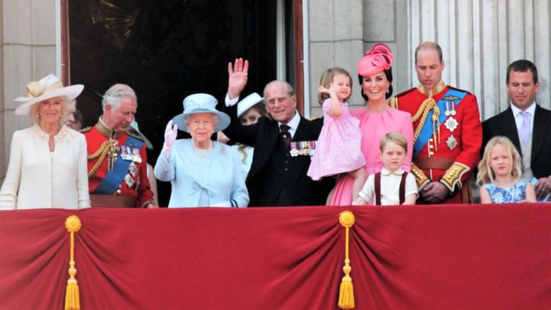 королевская семья машет рукой