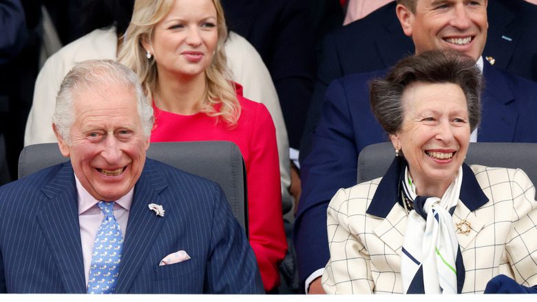 Принц Чарльз и принцесса Анна смеются во время празднования платинового юбилея