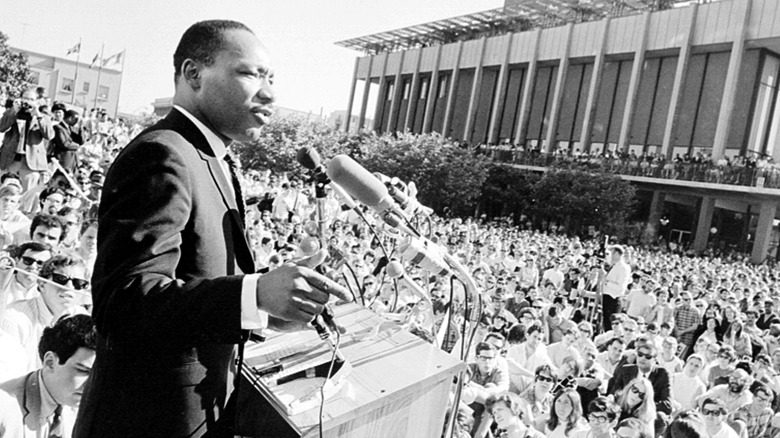 Мартин Лютер Кинг младший на трибуне в 1967 году