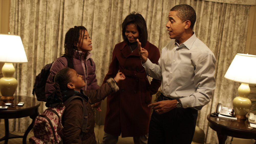 Барак Обама, Мишель Обама и дочери Саша и Малия в отеле Hay Adams в Вашингтоне, округ Колумбия, готовятся к первому учебному дню.