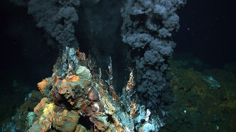 Глубоководные гидротермальные источники в океанах Земли.