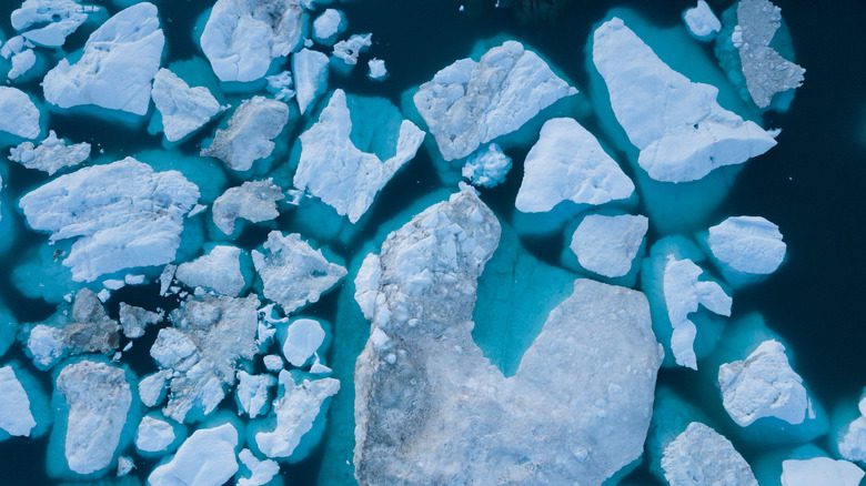 изображение айсбергов с беспилотника, тающих из-за изменения климата