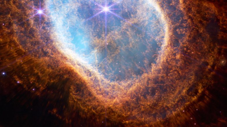 Туманность Южное кольцо - мертвая звезда, выбрасывающая облака пыли в межзвездное пространство.