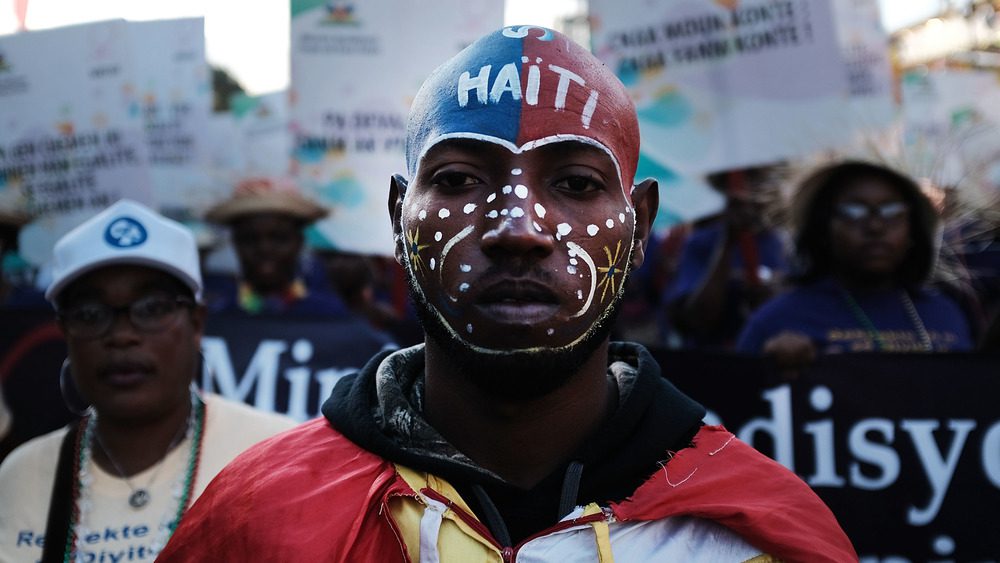 12 ФЕВРАЛЯ: артисты маршируют по улицам Порт-о-Пренса во время второго дня карнавала 12 февраля 2018 года в Порт-о-Пренсе, Гаити.