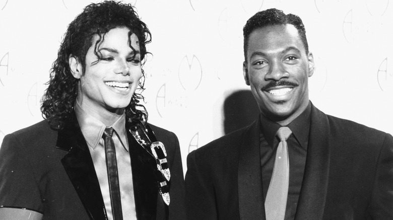 Майкл Джексон и Эдди Мерфи улыбаются