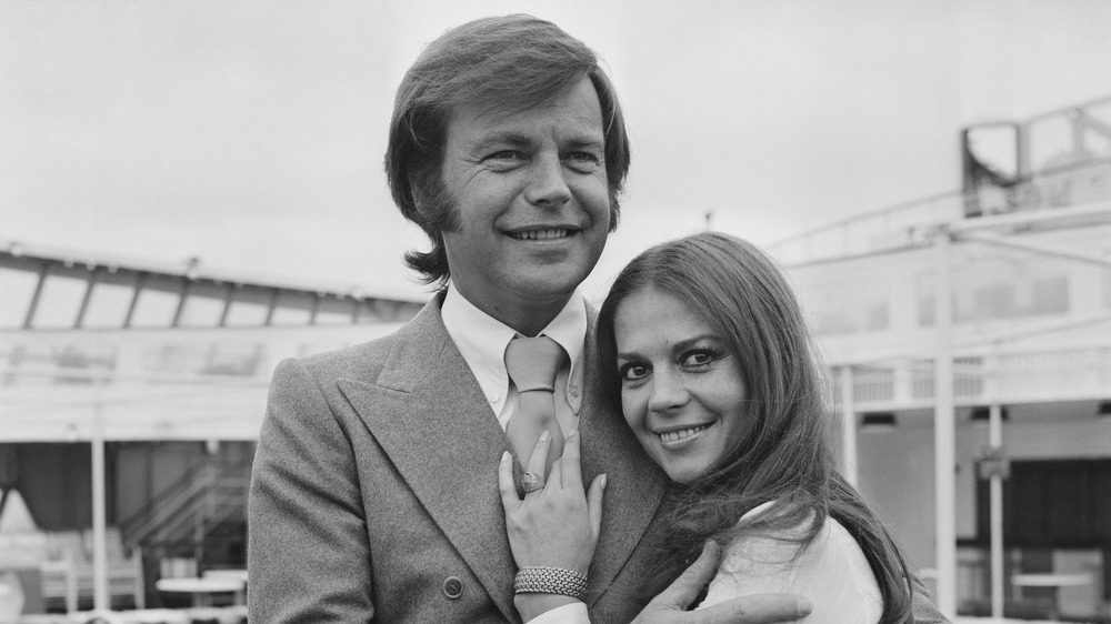 Роберт Вагнер и Натали Вуд обнимаются для фото, 1972 год