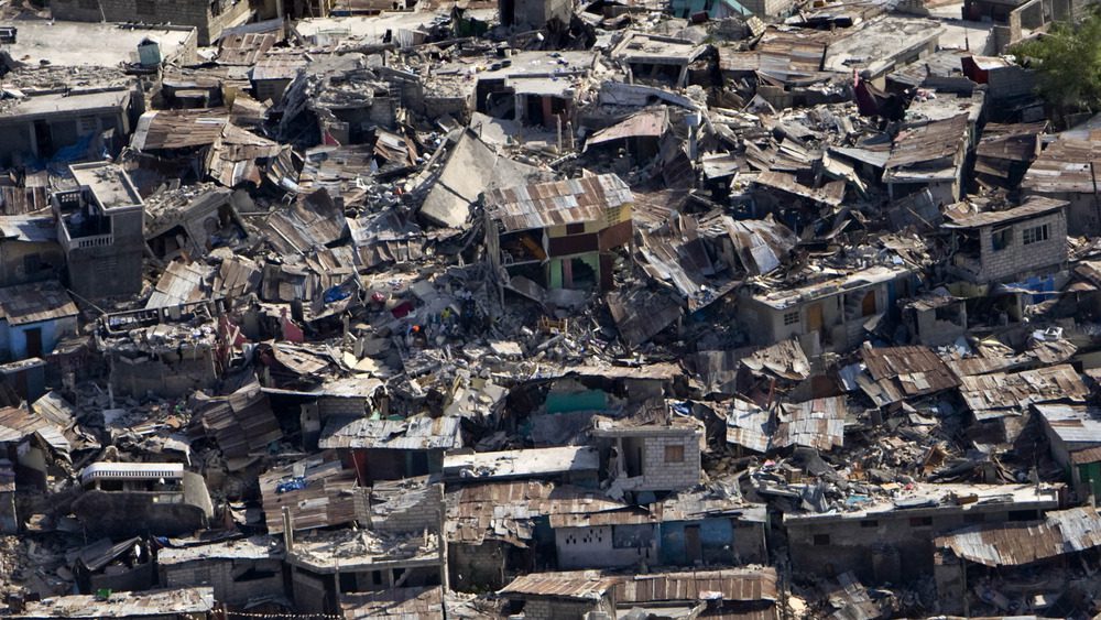 13 ЯНВАРЯ: На этом раздаточном снимке, предоставленном ООН, бедный район показывает разрушения после землетрясения силой 7.0 баллов, произошедшего вчера, 13 января 2010 года, в Порт-о-Пренсе, Гаити, незадолго до 17:00. 