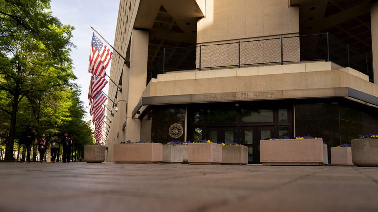 Здание ФБР имени Эдгара Гувера с флагами