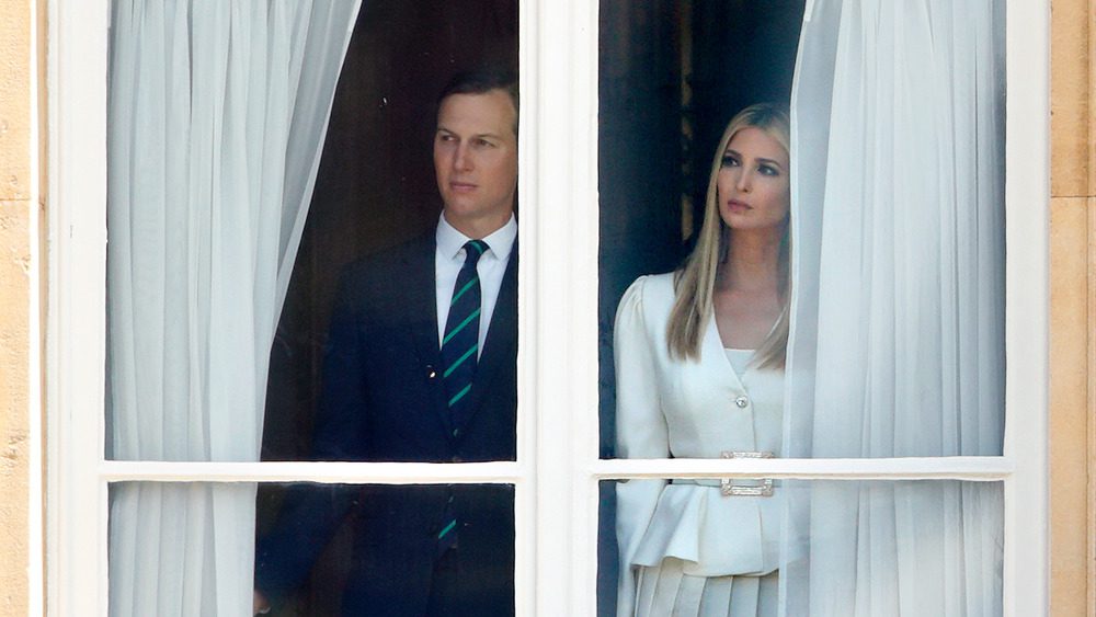 Иванка Трамп и Джаред Кушнер у окна