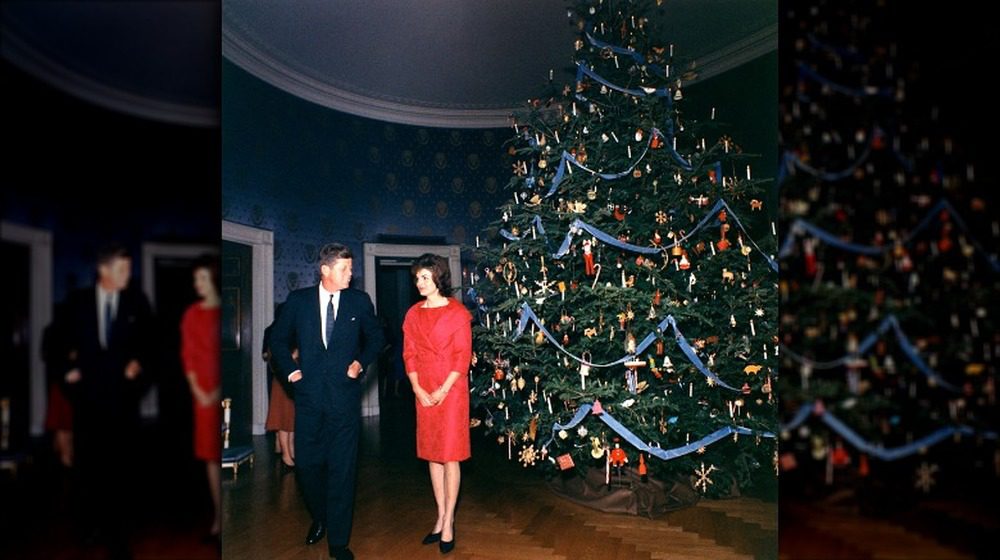 Президент Джон Ф. Кеннеди и первая леди Жаклин Кеннеди ввели традицию тематических рождественских елок в 1961 году