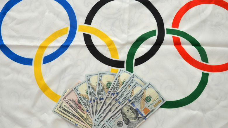 Деньги на олимпийском флаге