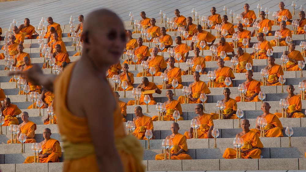 Буддийские монахи в храме Дхаммакайя