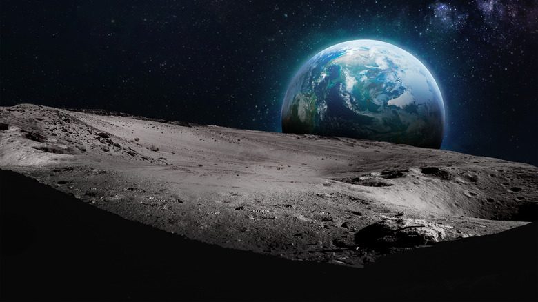 Лунная поверхность с Землей на заднем плане