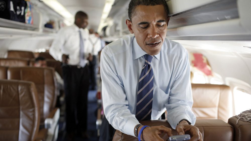 Кандидат в президенты Барак Обама разговаривает по мобильному телефону, 2008 год.
