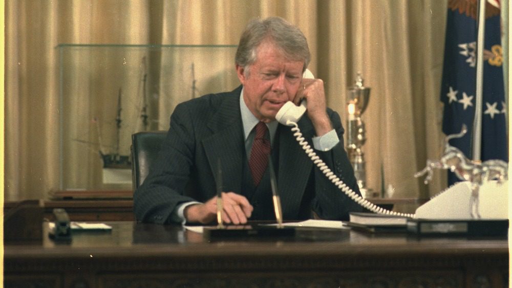 Джимми Картер разговаривает по телефону в Овальном кабинете