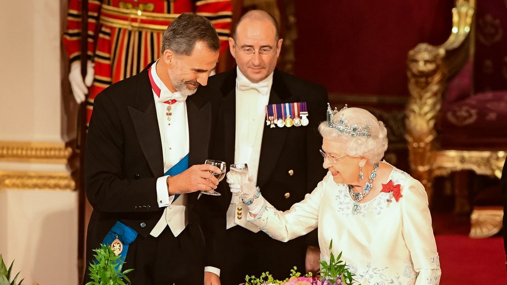Королева Великобритании Елизавета II и король Испании Фелипе VI произносят тост на государственном банкете в Букингемском дворце 12 июля 2017 года в Лондоне, Англия. 