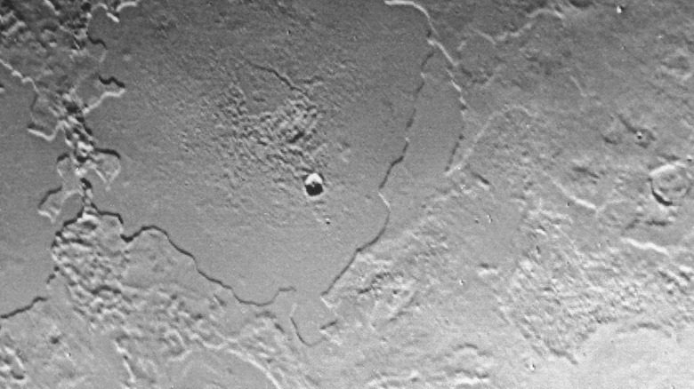 Отдельный кратер на поверхности Тритона.