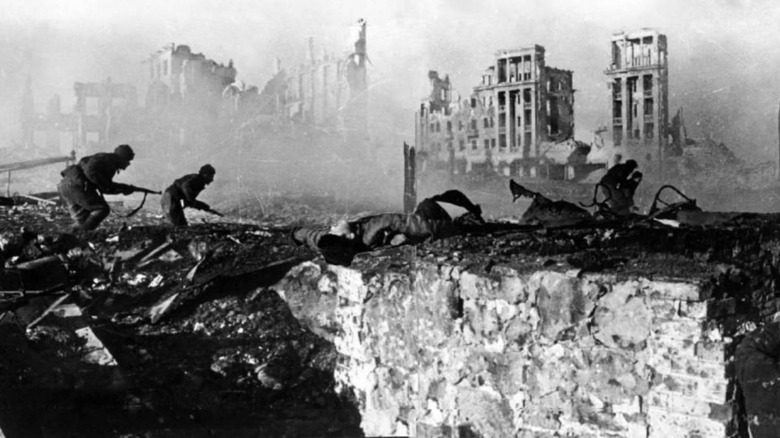 Солдаты в развалинах Сталинграда