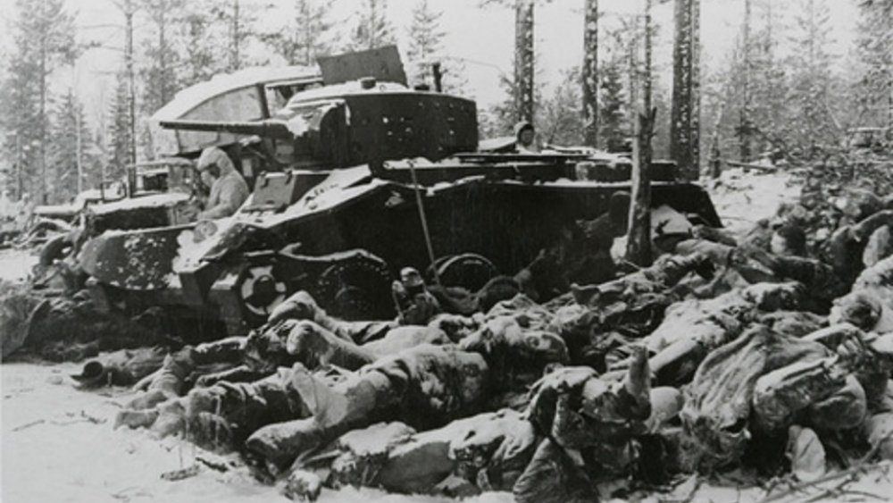 Рассекреченная фотография времен Зимней войны с изображением танка и погибших