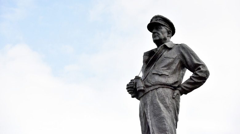 статуя генерала Дугласа Макартура