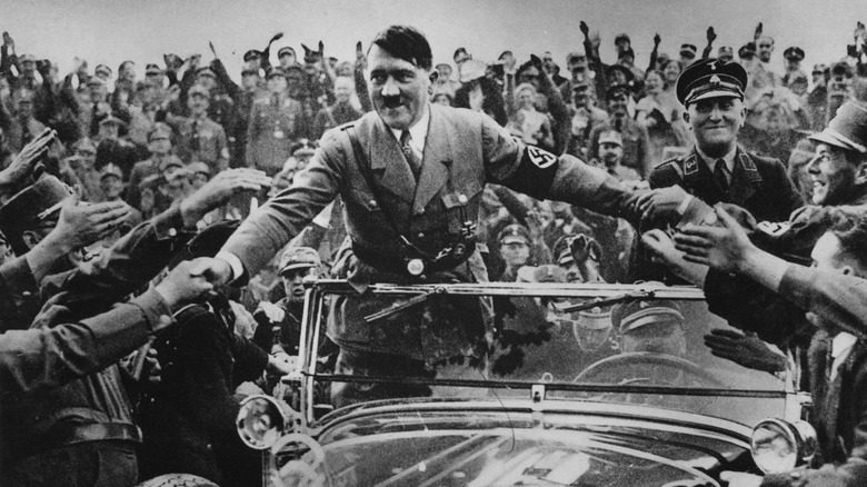 Гитлер приветствует сторонников
