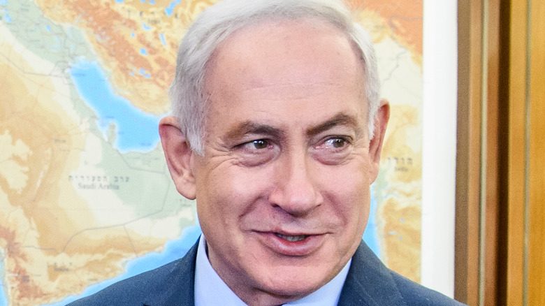 Биньямин Нетаньяху стоит перед картой