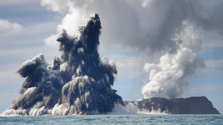 подводный вулкан, извергавшийся в марте 2009 года