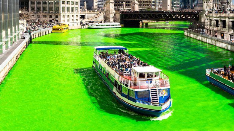 Лодка на зеленой реке