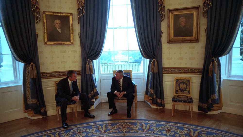 Президент Джордж Буш беседует наедине с Колином Пауэллом 