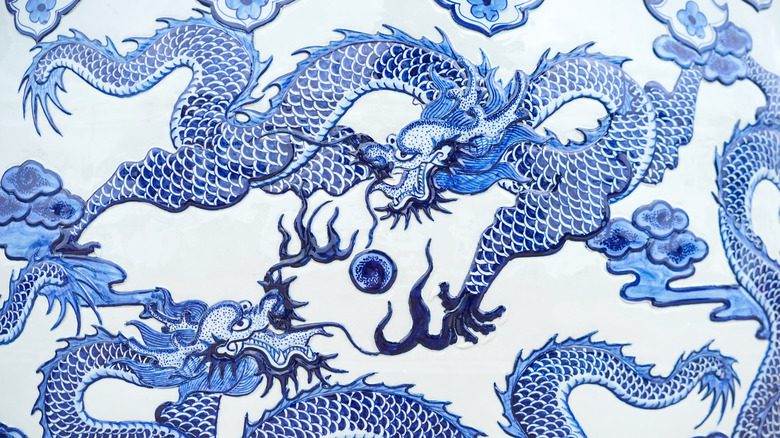 мотив восточного дракона синего цвета