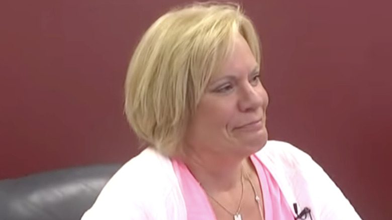 Пэм Юпп дает показания в суде в розовой рубашке
