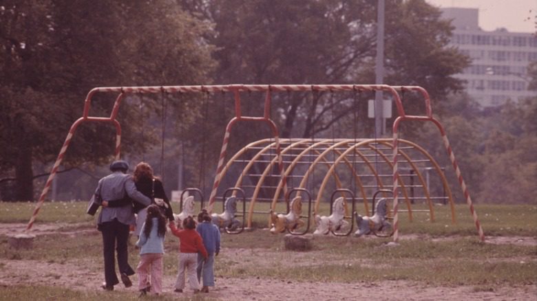 семья направляется в парк недалеко от Чикаго 1960-е годы