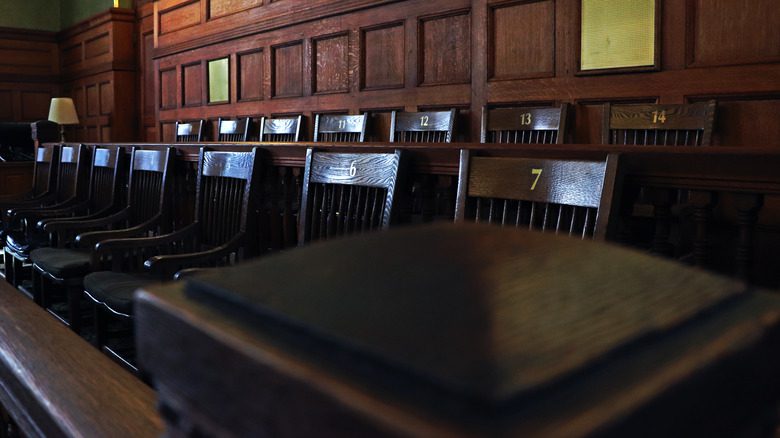 Ложа присяжных в зале суда
