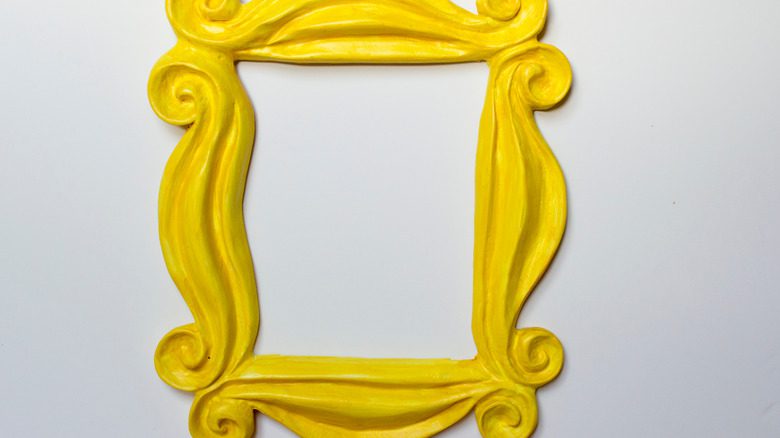 зеркало с желтой рамкой