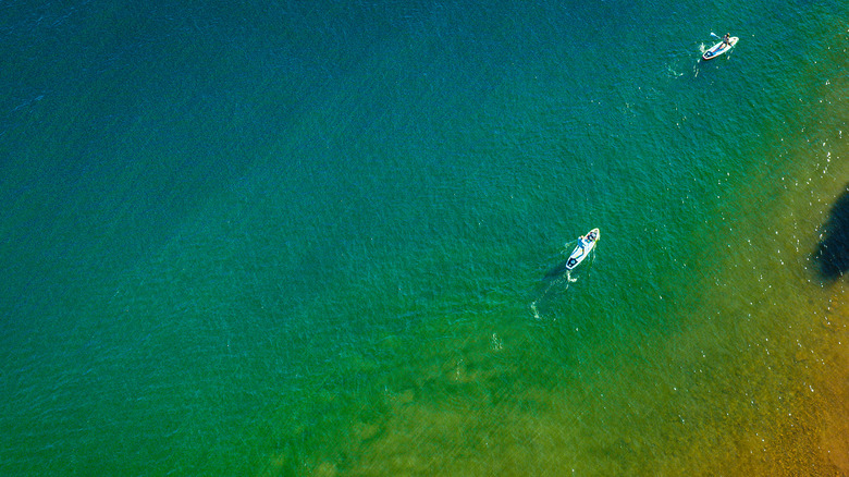 Озеро Ланье с цветным изображением воды