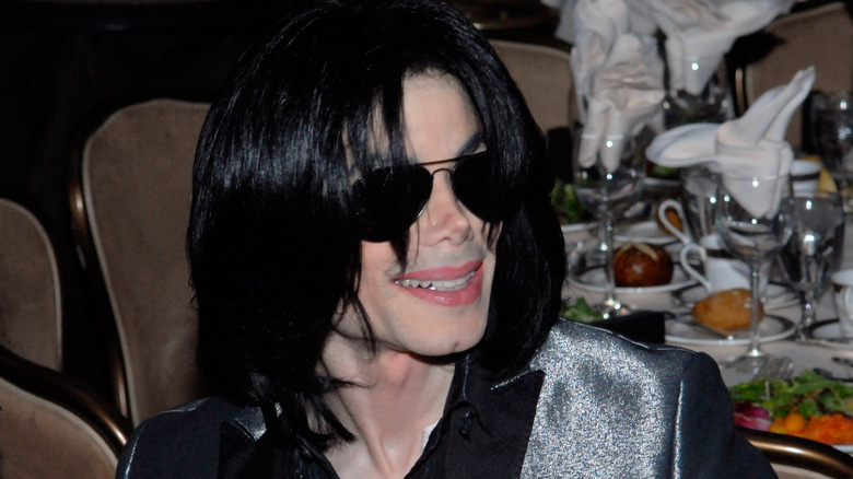 Майкл Джексон в костюме и очках