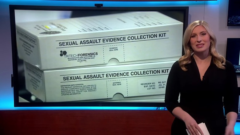 Ведущий новостей с изображением наборов для сбора материалов по сексуальному насилию