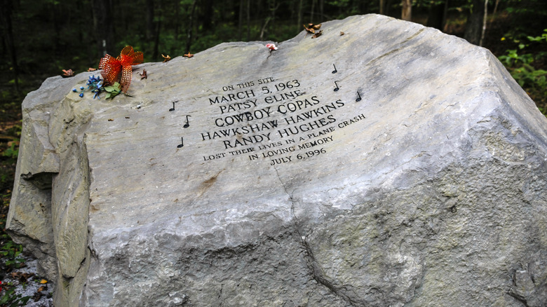 Мемориал на месте крушения самолета Пэтси Клайн