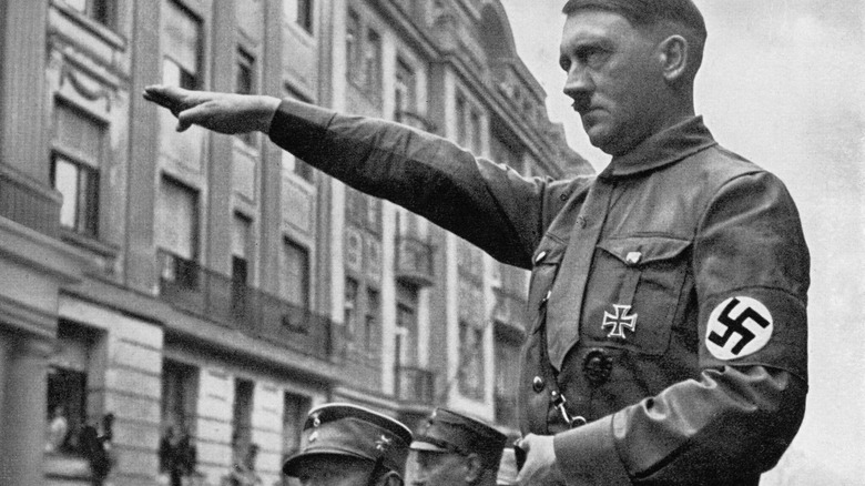 Адольф Гитлер салютует