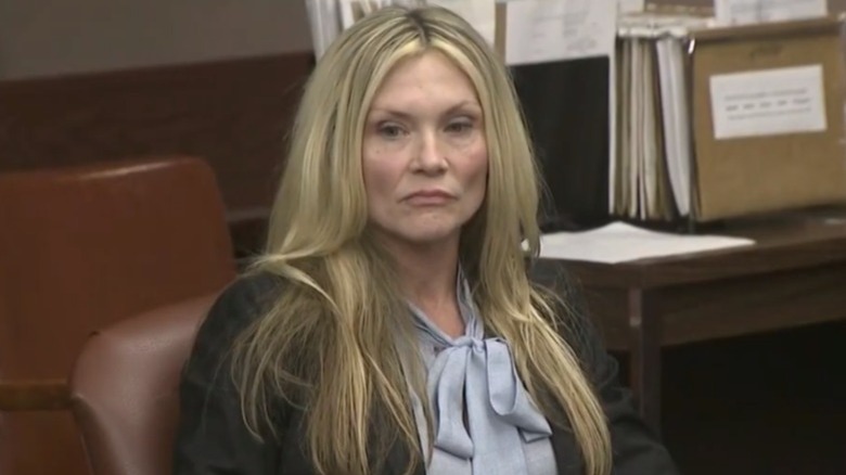 Эми Локейн сидит в суде