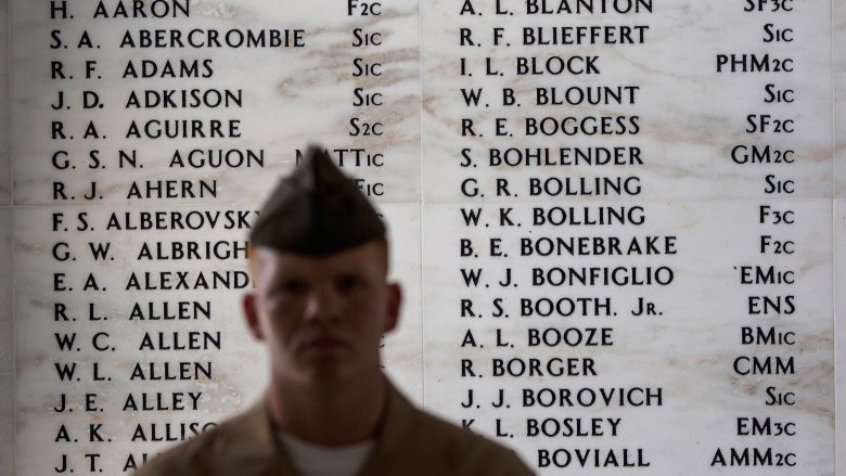 солдат перед военным мемориалом