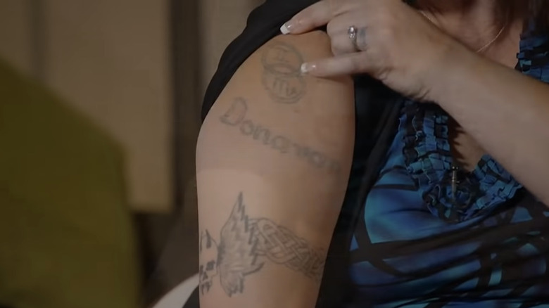 Трейси Браун показывает свои татуировки на руке