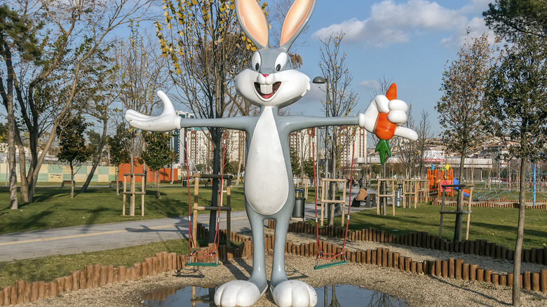 Статуя Багза Банни в парке с морковкой