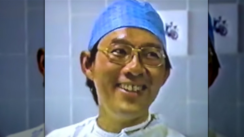 Доктор Виктор Чанг в операционной